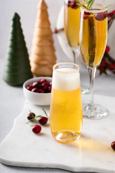 Feestelijke Kerstmimosa Met Appelcider Veenbessen Versierd Met Rozemarijn Vakantie Cocktail — Stockfoto