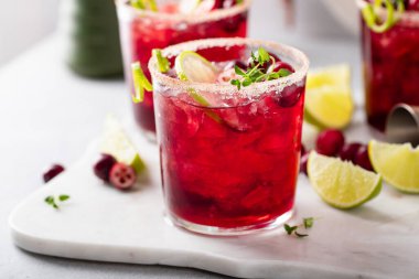 Kızılcık ve limonlu margarita kokteyli ya da moktail, Noel için ferahlatıcı kış içeceği.