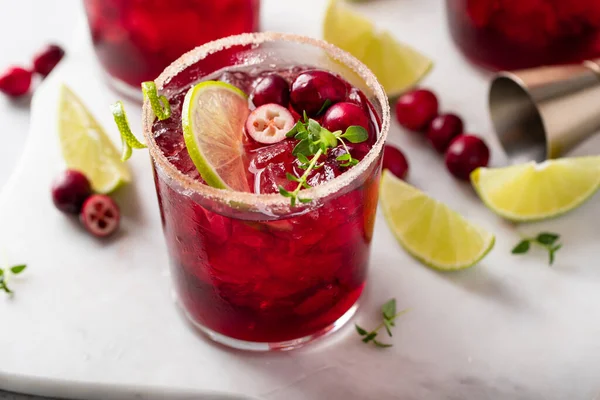 Kızılcık ve limonlu margarita kokteyli veya mocktail, ferahlatıcı kış içeceği.