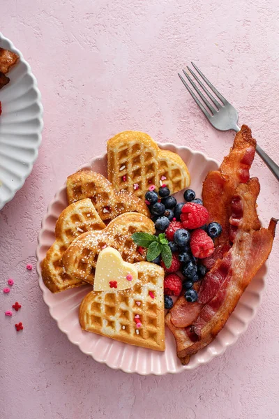 Kalp şeklinde waffle ve pastırmalı iki kişiye sevgililer günü kahvaltısı.