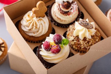 Bir kutuda çeşitli Noel kekleri, ev yapımı hediyeler ya da pastane paketleri