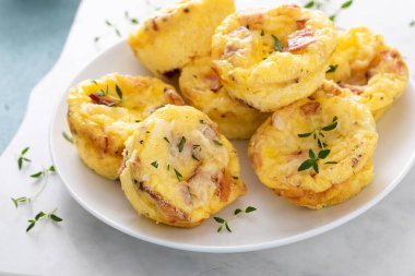 Pastırma ve çedar yumurtalı kek. Kahvaltı için, tarif fikri.