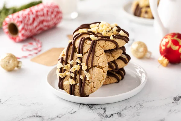 Goudkleurige Koekjes Besprenkeld Met Chocolade Glazuur Kerstkoekjes — Stockfoto