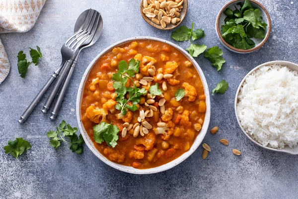 Vegansk Curry Med Blomkål Kikärter Och Butternutsquash Toppad Med Jordnötter — Stockfoto