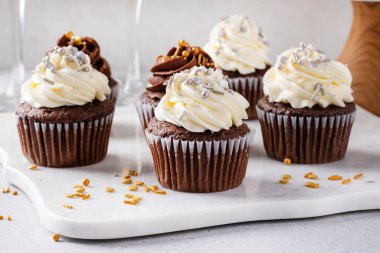 Yılbaşı arifesi çörekleri şampanyayla servis edilir. Yeni yıl partisi için tatlı fikri.