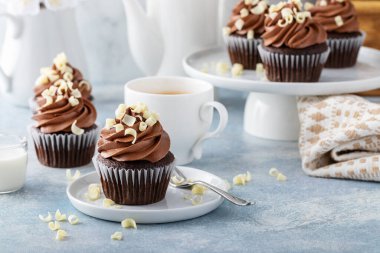 Kakaolu kapkekler koyu çikolatalı ganashe kremalı.