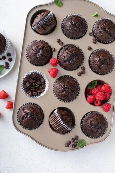 Hemlagad Choklad Muffins Muffins Pan Nybakad Med Choklad Chips — Stockfoto