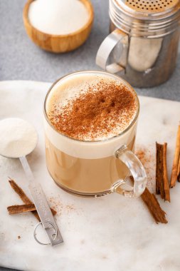 Tarçın tozu katılmış kolajen tozlu kahve.