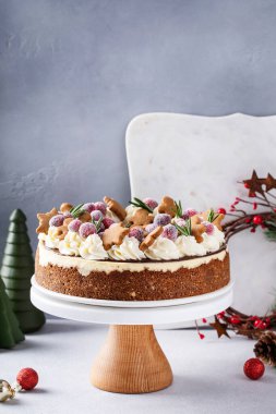 Zencefilli kurabiyelerle süslenmiş Noel pastası ve tatlı için böğürtlenli, peynirli kek fikri.