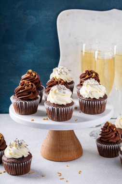 Yılbaşı arifesi çörekleri şampanyayla servis edilir. Yeni yıl partisi için tatlı fikri.