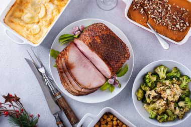 Noel yemeğinde ballı, sarımsaklı jambon, dolgu malzemesi, tatlı patates ve patates kızartması.