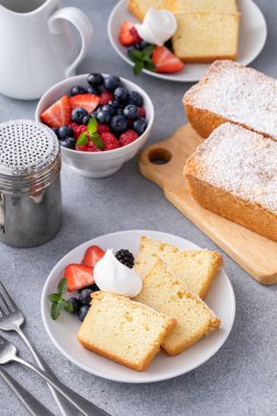 Krem şanti ve taze böğürtlenli ev yapımı kek.