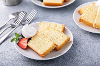 Krem şanti ve taze böğürtlenli ev yapımı kek.