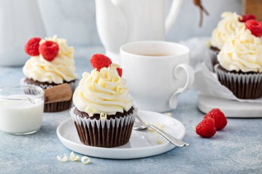 Beyaz çikolata bukleli ve ahududulu beyaz ve koyu çikolatalı kekler.