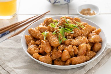 Pirinçli ve yeşil soğanlı portakallı tavuk.