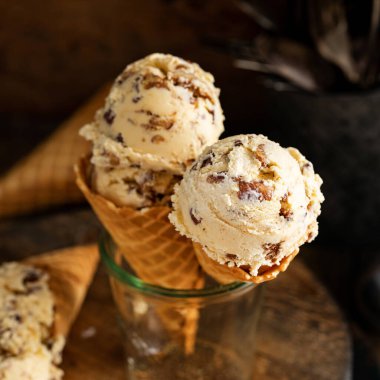 Köy ortamında krep külahında tereyağlı cevizli dondurma.