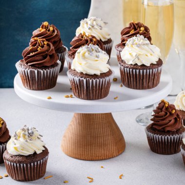 Yılbaşı arifesi çörekleri şampanyayla servis edilir. Yeni yıl partisi için tatlı fikri.