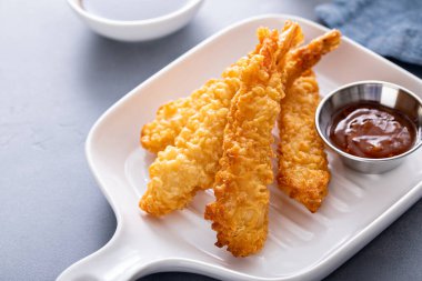 Tatlı ve ekşi sos ve soya sosuyla servis edilen bir tabakta servis edilen Tempura karidesi, aperatif fikir.