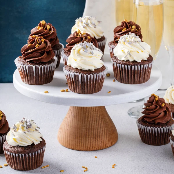 Yılbaşı arifesi çörekleri şampanyayla servis edilir. Yeni yıl partisi için tatlı fikri.