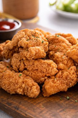 Kızarmış tavuk kızartması ya da ketçap ve patates kızartması ile yakın servis edilir.