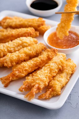 Tatlı ve ekşi soslu ve soya soslu Tempura karidesi, aperatif fikir.