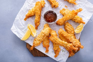 Tatlı ve ekşi soslu ve limonlu karides, aperatif fikir.