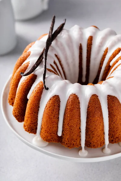 Vanilla Bundt Cake Drizzled Powder Sugar Glaze Vanilla Beans — Stok fotoğraf