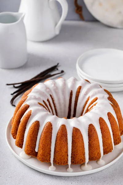 Vanilla Bundt Cake Drizzled Powder Sugar Glaze Vanilla Beans — Foto de Stock