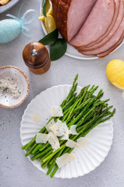 Parmesan peynirli bir tabakta pişmiş kuşkonmaz.