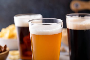 Koyu renkli bira, geleneksel bira ve masada atıştırmalık olarak servis edilen Belçika beyazı.