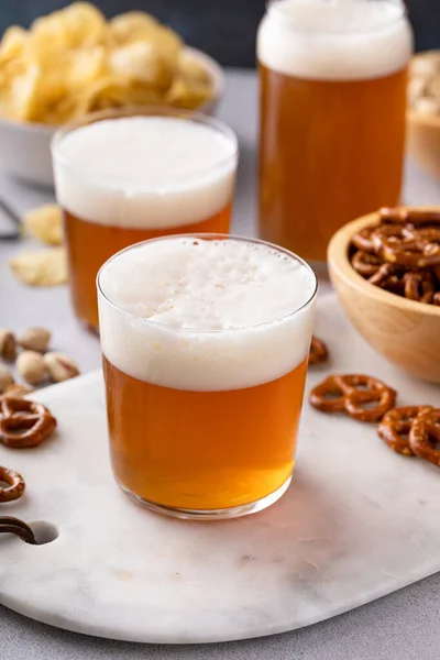 Geleneksel Bira Çeşitli Bardaklarda Masada Farklı Atıştırmalıklarla — Stok fotoğraf