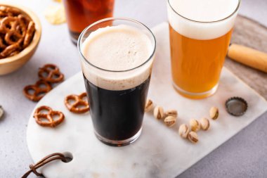 Koyu renkli bira, geleneksel bira ve masada atıştırmalık olarak servis edilen Belçika beyazı.