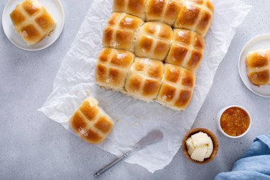 Geleneksel sıcak haç çörekleri Paskalya kahvaltısı için taze pişmiş tereyağı ve portakal reçeli ile servis edilir.