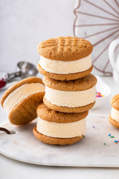 Сэндвичи с мороженым с ванильным мороженым, печенье с арахисовым маслом и брызги