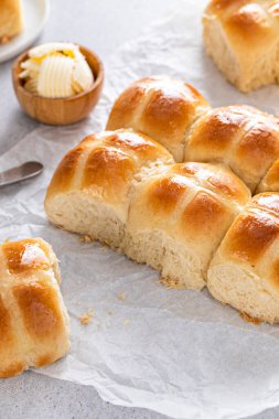 Geleneksel sıcak haç çörekleri Paskalya kahvaltısı için taze pişmiş tereyağı ve portakal reçeli ile servis edilir.