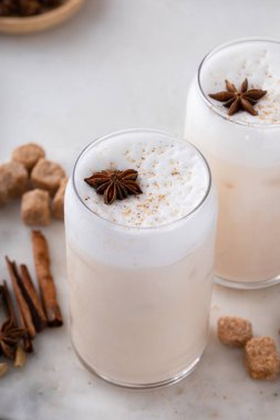 Sıcak kış baharatlı Chai latte, hindistan cevizi tozlu.
