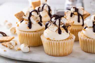 Şekerlemeli kekler, kraker kırıntıları ve çikolata şurubu.