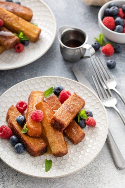 Taze böğürtlen ve akçaağaç şurubuyla servis edilen tost çubukları, kahvaltı fikri.