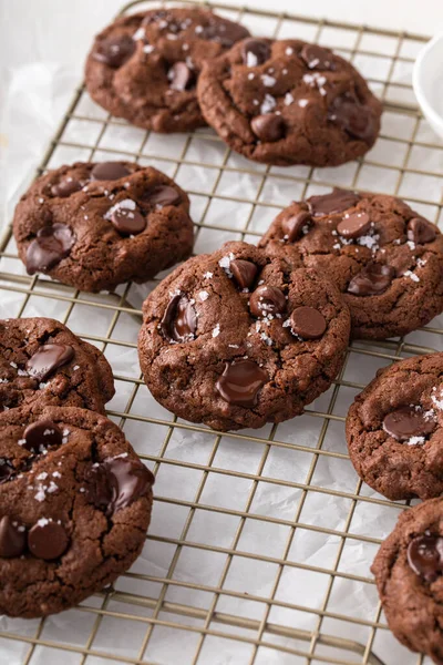 Double Chocolate Cookies Chocolate Chips Flaky Salt Cooling Rack — Stock Photo, Image
