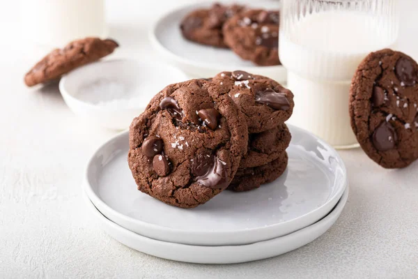Double Chocolate Cookies Chocolate Chips Flaky Salt Stacked Plate — Stock Photo, Image