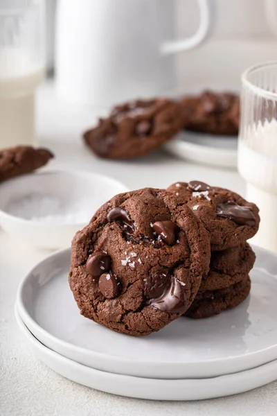 Double Chocolate Cookies Chocolate Chips Flaky Salt Stacked Plate — Stock Photo, Image
