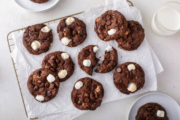 Biscoitos Chocolate Duplo Com Pequenos Marshmallows Pergaminho Rack Resfriamento — Fotografia de Stock