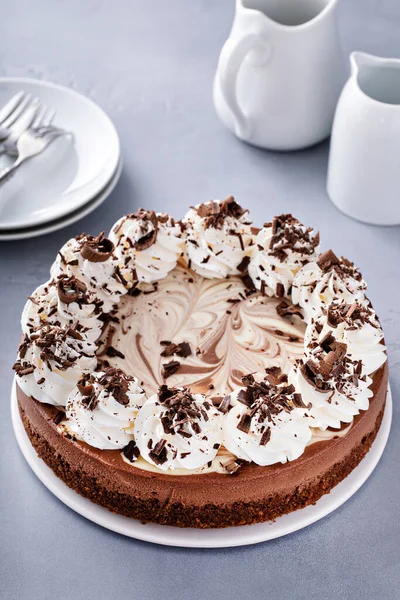 蛋糕架上的巧克力芝士蛋糕加奶油和巧克力卷 — 图库照片