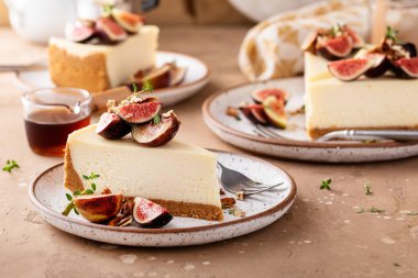 İncirli, cevizli ve akçaağaç şuruplu cheesecake.