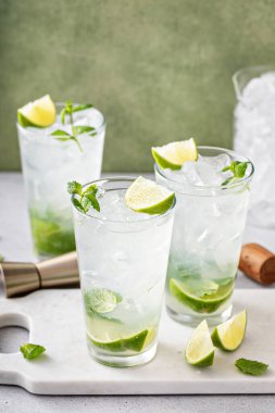 Limonlu ve taze naneli uzun bardaklarda klasik mojito kokteyli.