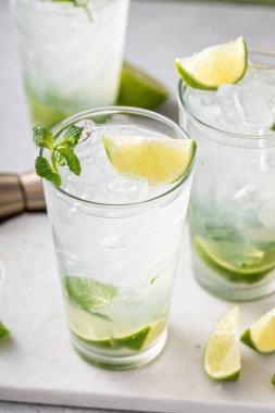 Limonlu ve taze naneli uzun bardaklarda klasik mojito kokteyli.