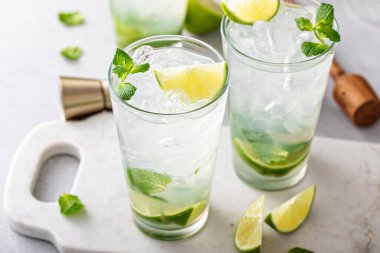 Limonlu ve taze naneli uzun bardaklarda klasik mojito kokteyli.