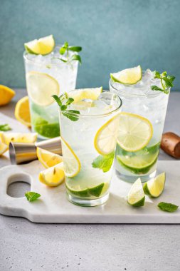 Limonlu limonlu mojito kokteyli, limonlu ve naneli.