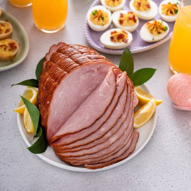 Geleneksel Paskalya jambonu masada Paskalya brunch 'ıyla servis edilir.