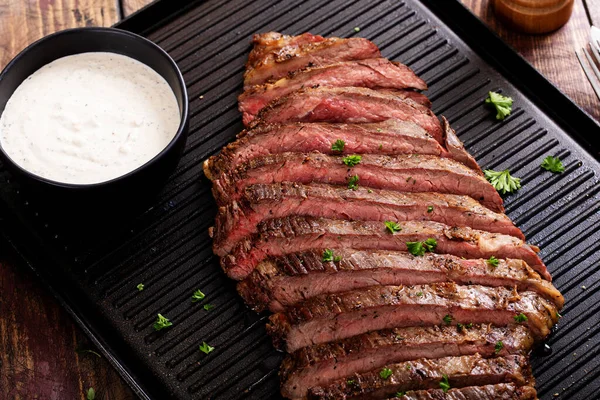 Flank Steak Gesneden Een Bakplaat Met Mierikswortel Saus Een Ramekin — Stockfoto
